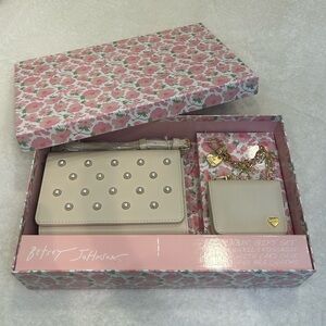 *New* Betsey Johnson Cream and Pearl 3 Piece Gift Set